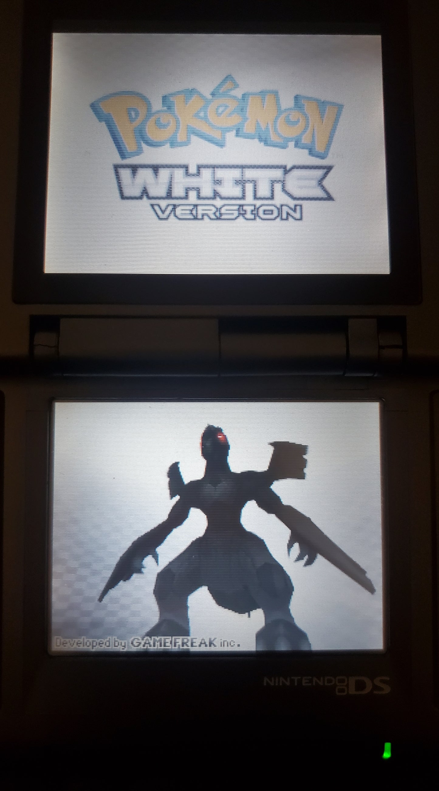 Pokemon White Version 1 Video Game Nintendo DS R4